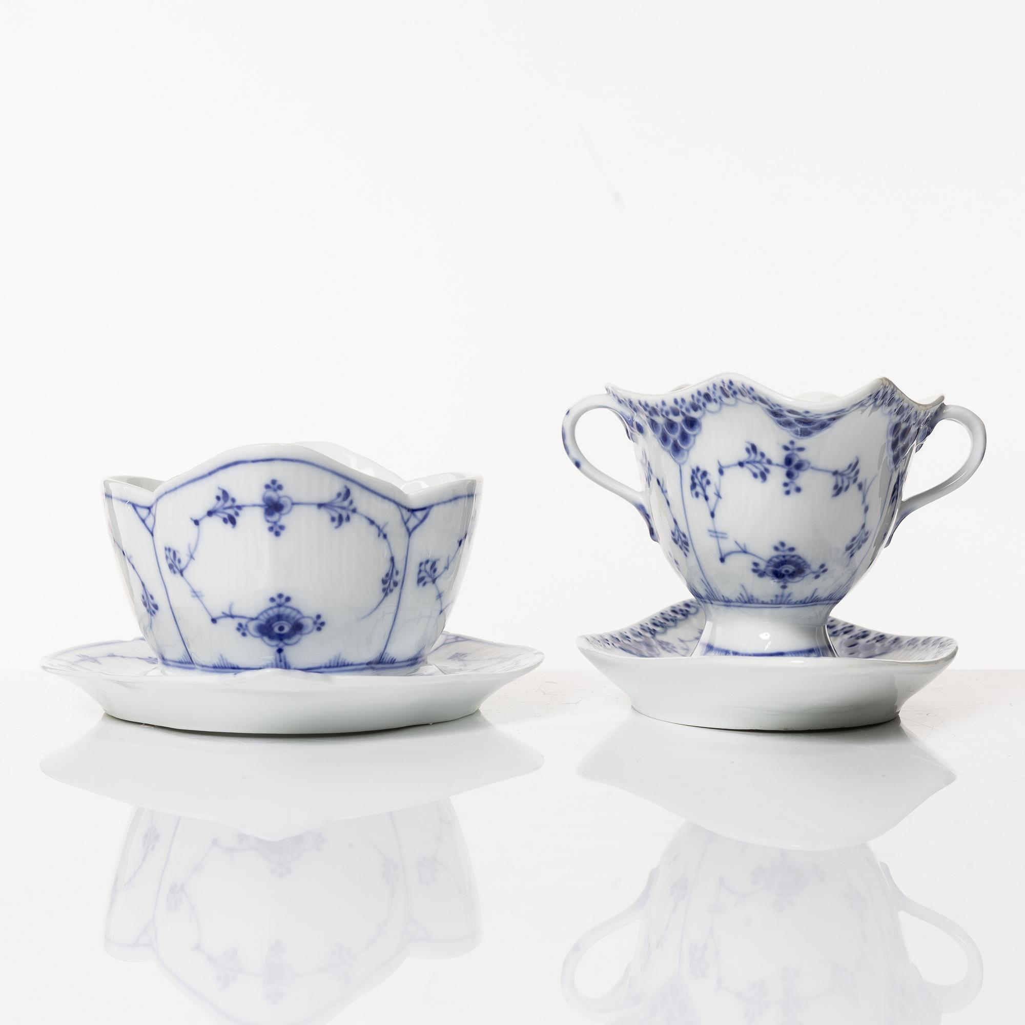 Royal Copenhagen, mat-, kaffe- och teservis, 88 delar, "Musselmalet", Danmark, 1800-1900-tal.