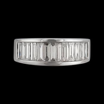 RING med baguetteslipade diamanter totalt ca 1.20 ct. Kvalitet ca G-H/VS-SI.