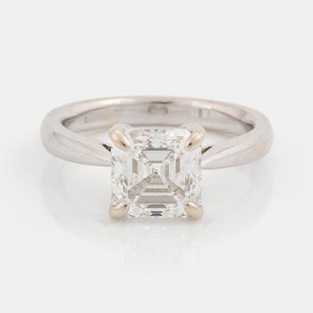 544. Ring 18K vitguld med en Asscherslipad diamant.