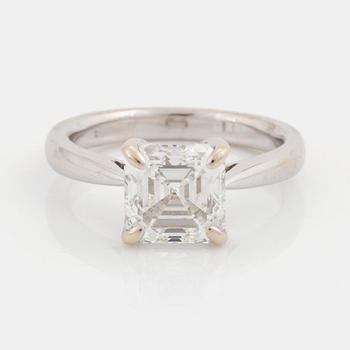 544. An 18K white gold ring set with an Asscher-cut diamond.