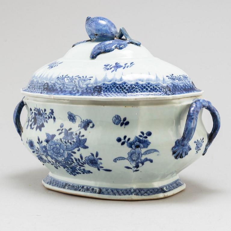 A large blue and white export porcelain tureen with cover, Qing dynasty, Qianlong (1736-95).