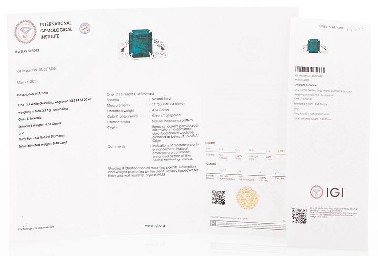 Ring, 14K vitguld, med smaragdslipad smaragd samt diamaner. IGI sertifikat medföljer.