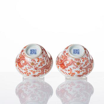 A pair of five clawed dragon bowls on stands and a cover, Qing dynasty, Daoguang mark and period (1821-50).