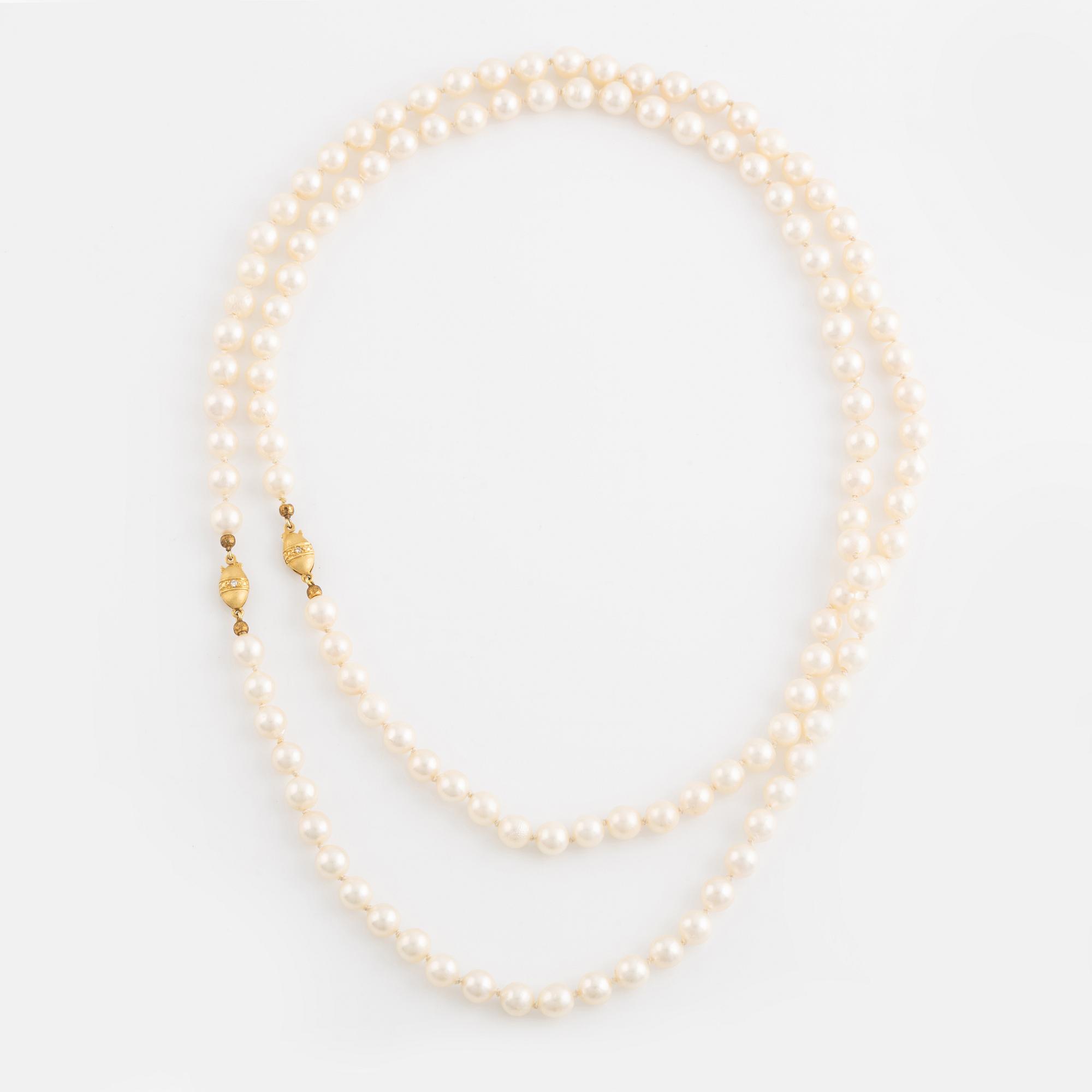 Cultured pearl necklace, clasp 18K gold with brilliant cut diamonds.