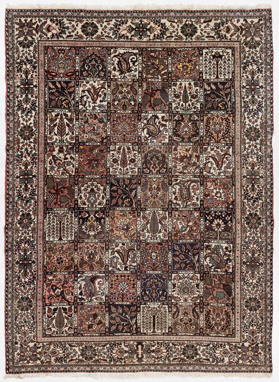 Carpet, Old Bakhtiari, approx. 301 x 223 cm.