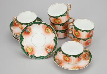 KAFFEKOPPAR, 7 st med fat, porslin, Kuznetsov ca 1900.