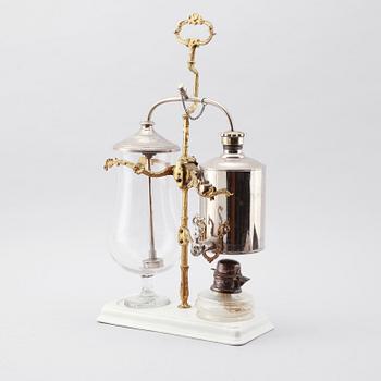 KAFFEPERKOLATOR, porslin, glas och mässing, omkring år 1900.