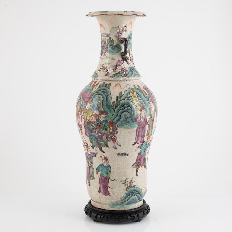 A porcelain floor vase, China, presumably late Qing dynasty/early 20th century.