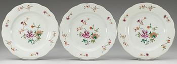 351. A set of three famille rose dinner plates, Qing dynasty, Qianlong (1736-95).