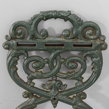 GAVLAR TILL TRÄDGÅRDSSOFFA, ett par, gjutjärn.