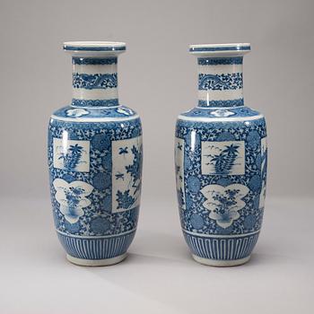 GOLVVASER, ett par, porslin, Kina 1800-tal.