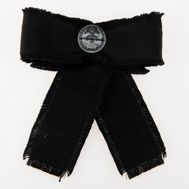 CHANEL JA GUCCI, kolme rintakorua.