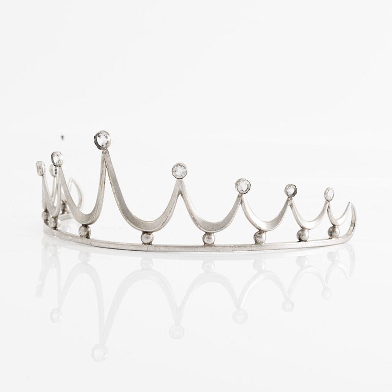 Tiara silver med vita stenar.