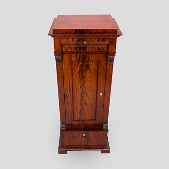 A mahogany veneered cabinet from around year 1900.