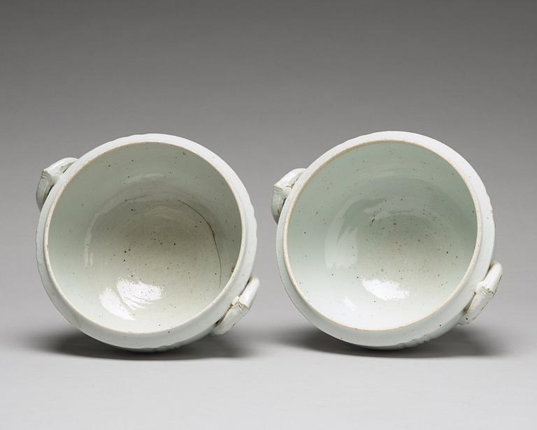 TERRINER med LOCK, ett par, kompaniporslin. Qingdynastin, Qianlong (1736-95).