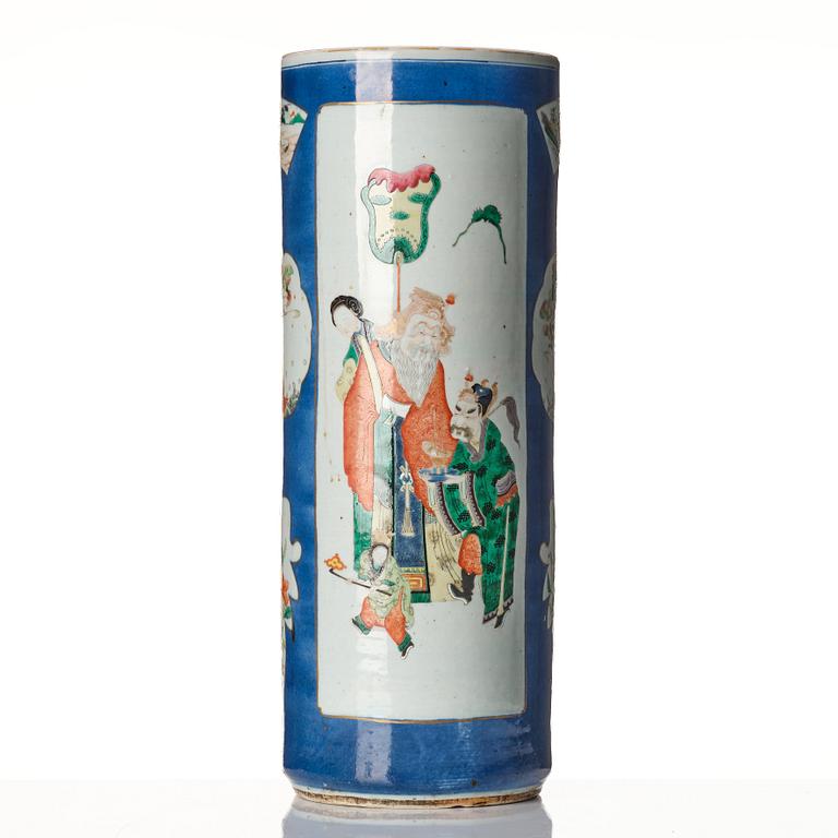 A large umbrella stand/vase, late Qing dynasty, circa 1900.
