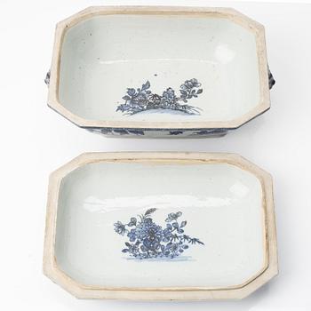 A blue and white tureen with cover, Qingdynasty, Qianlong (1736-95).