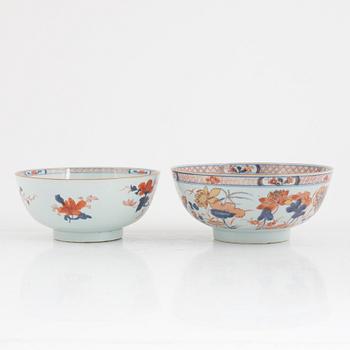 Skålfat, tre stycken samt skålar, två stycken, porslin, Kina, Qingdynastin, Qianlong (1736-95).