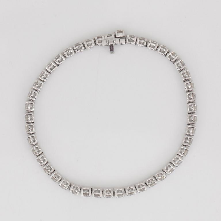 A brilliant-cut diamond bracelet. Quality circa H/VS, total gem-weight 11.42 cts accordning to engraving.