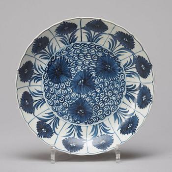 Two blue and white boxes with covers and a dish, Qing dynasty, Kangxi (1662-1722).