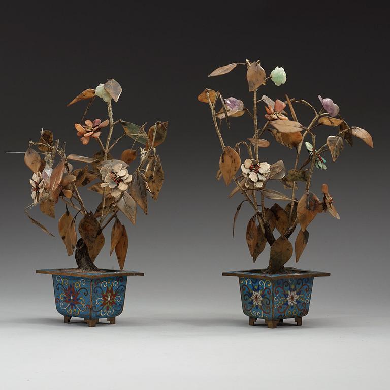 A pair of cloisonné jardinières with jade, amethyst and hardstone flowers, Qing dynasty (1644-1912).