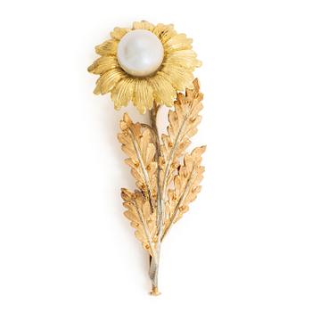 568. Buccellati brosch i form av en blomma 18K guld i tre färger med en odlad pärla.
