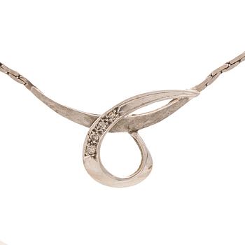 An 18K white gold necklace with octagonal cut diamonds.