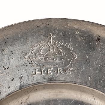 A H.E.R.S engraved pewter dish by Thomas Hicks 1680.