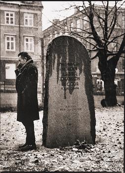Peter Kjellerås, Ulf Lundell at Lucidor’s gravestone.