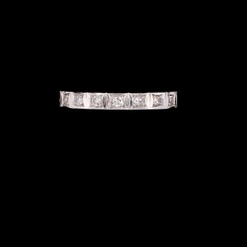 RING, 18k vitguld med 7 åttkantslipade diamanter, Bo Cedstam, Stockholm, 1969. Vikt 3 g.
