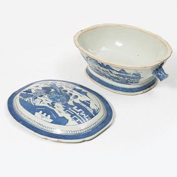 A blue and white tureen with cover, and a blue and white pot, porcelain, China, Qing dynasty 19th century.