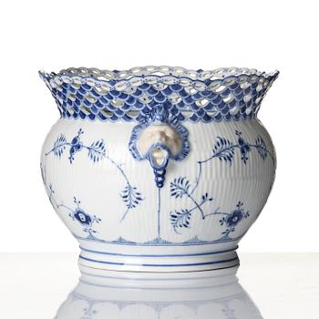 A Royal Copenhagen 'Musselmalet' / 'blue fluted full lace' flower pot, Denmark, 1898-1923.