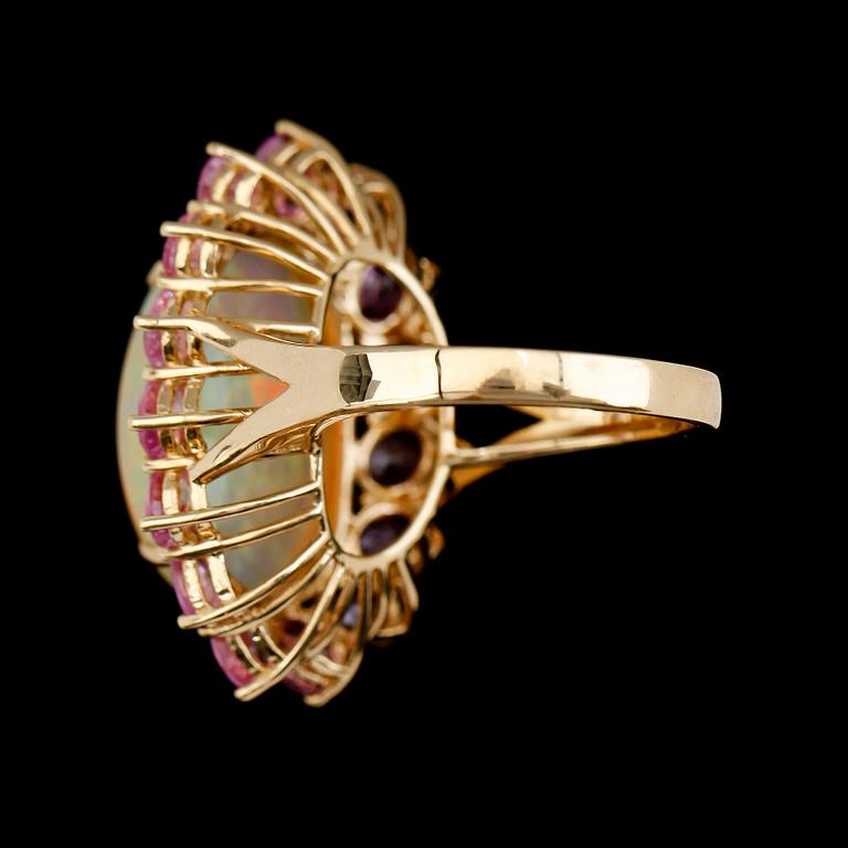 RING, 18K guld, opal och safirer.