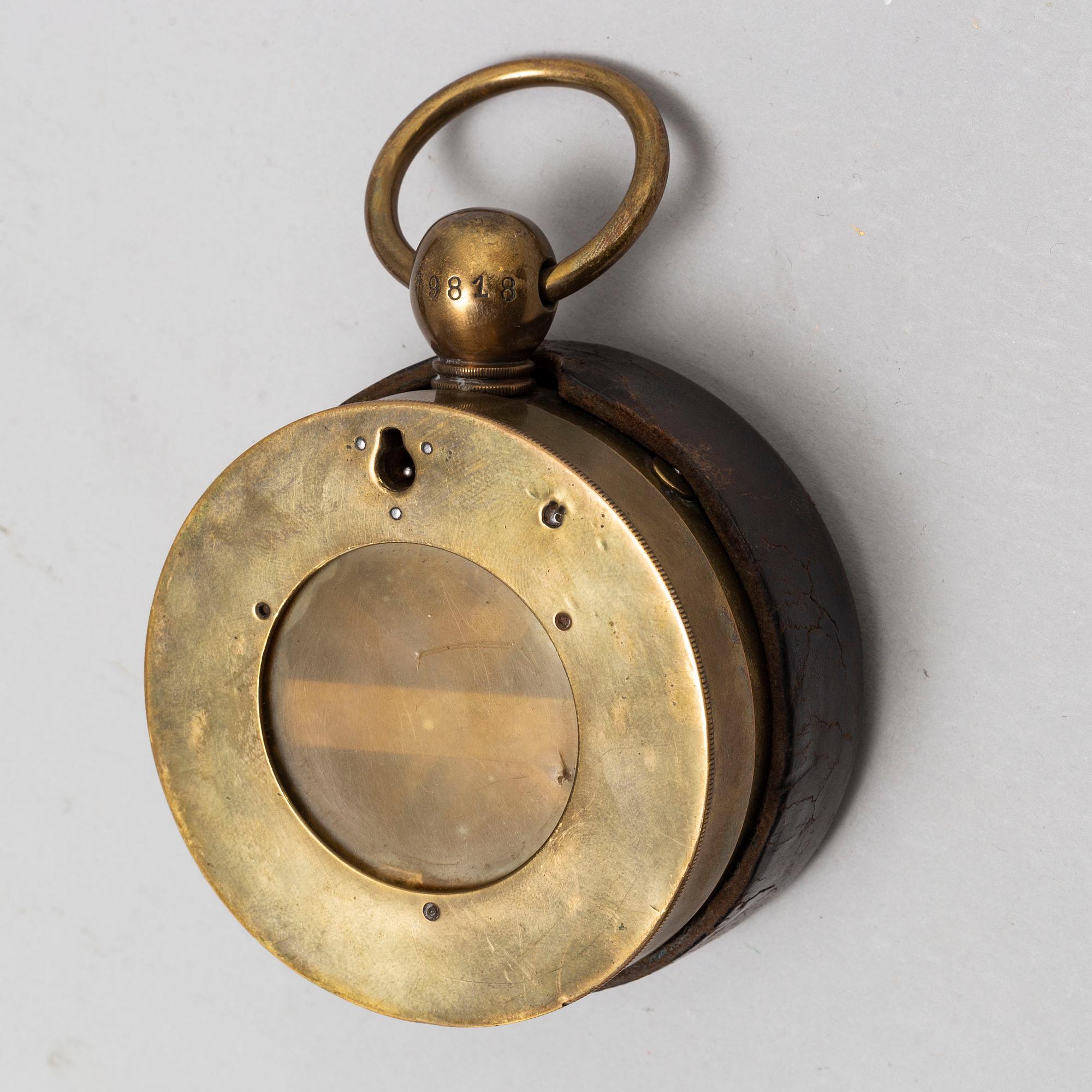 TVÅ HANDFÄNGSEL samt RESEUR, 1700/1800-tal.