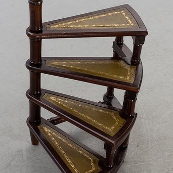 BIBLIOTEKSSTEGE, engelsk stil, 1900-talets andra hälft.