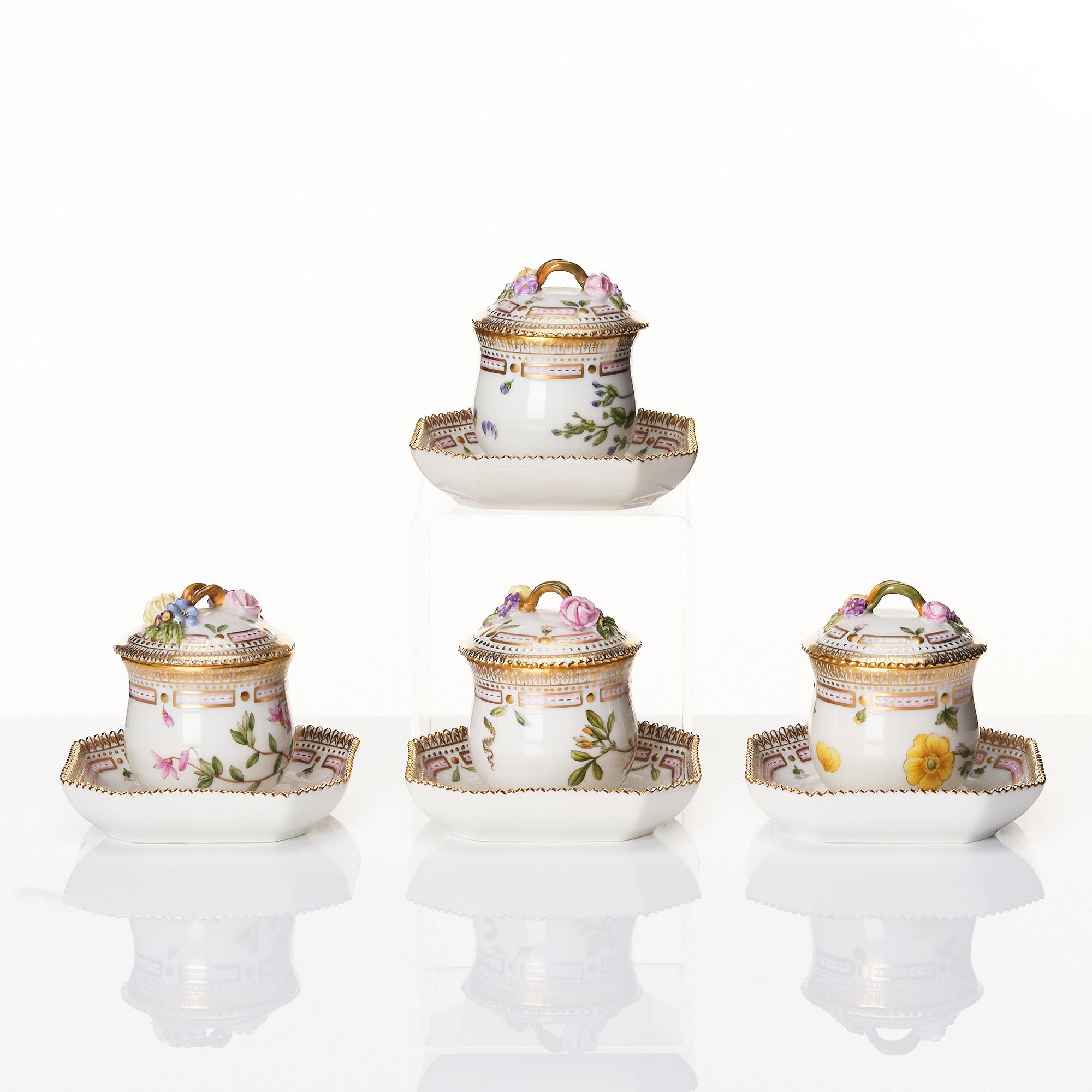 Cremekoppar med fat, fyra stycken, porslin. Royal Copenhagen, "Flora Danica", Danmark, 1900-tal.