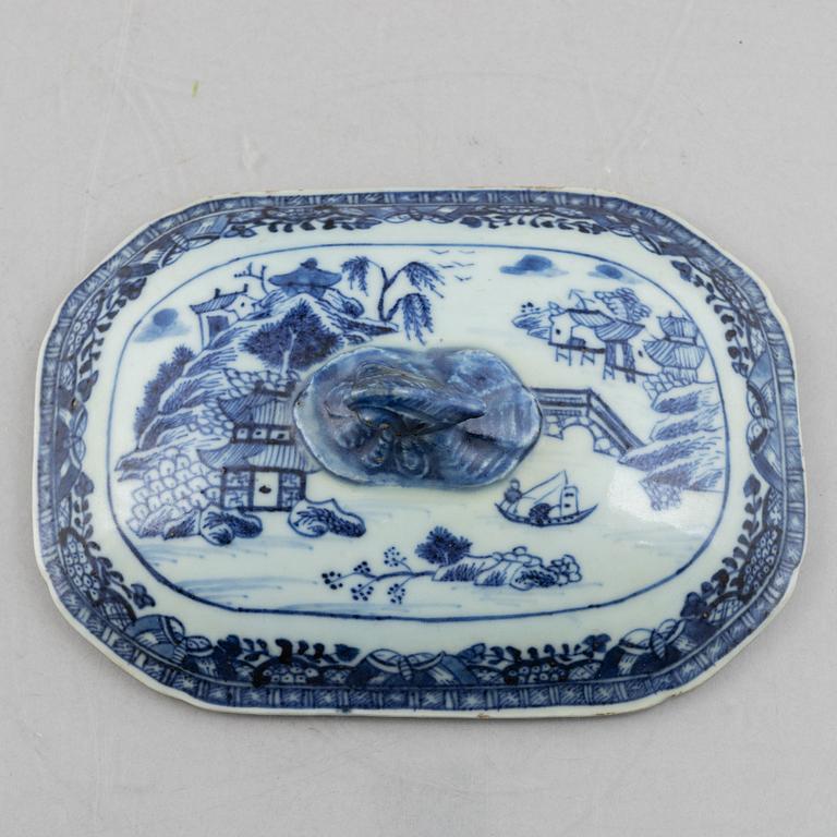 Stekfat, 2 st, samt smörterrin med lock och fat, kompaniporslin, Kina, Qianlong (1736-95).