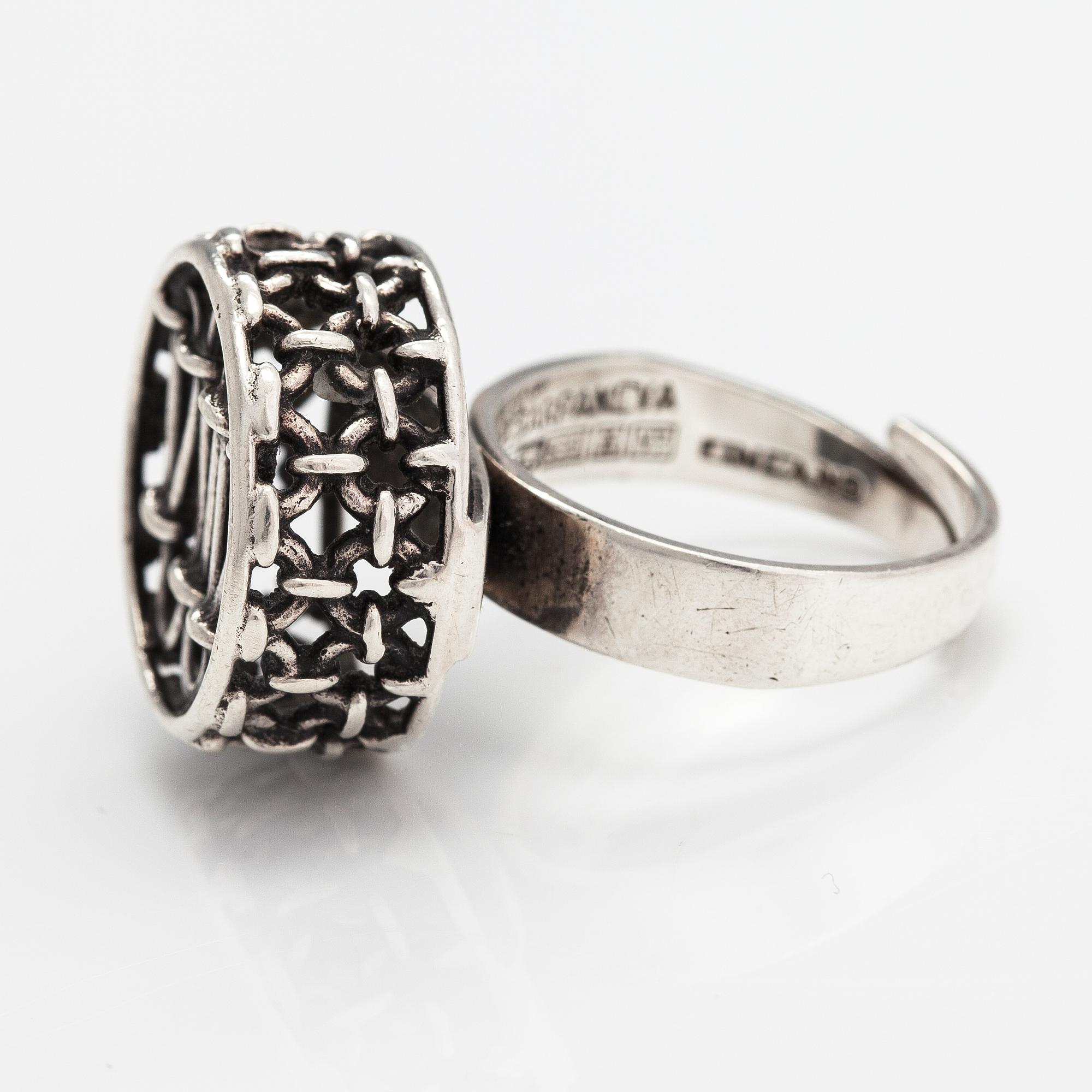 Pentti Sarpaneva, A silver ring. Turun Hopea, Turku 1974.