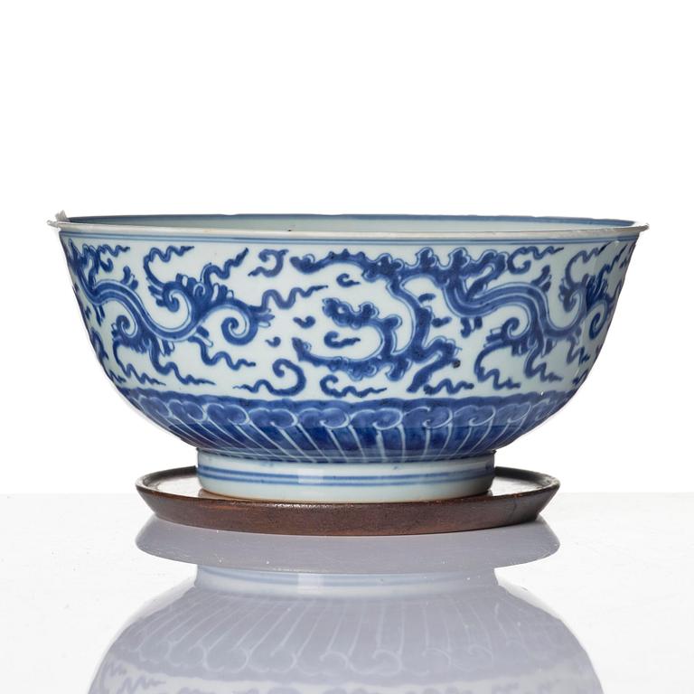 Skål, porslin. Qingdynastin, Yongzheng (1723-35).