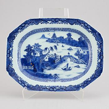 A blue and white serving dish, Qing dynasty, Qianlong (1736-95).