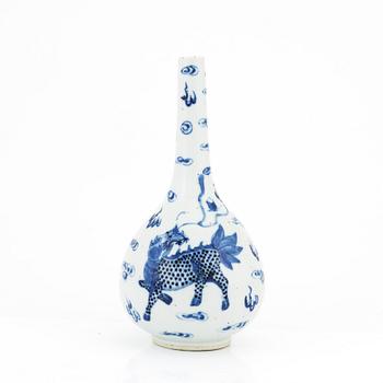 A blue and white vase, late Qing dynasty, circa 1900.