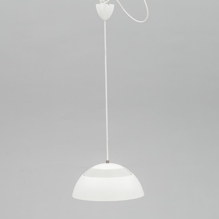 TAKLAMPA, "Lilla AJ-pendel", Arne Jacobsen, Louis Poulsen.