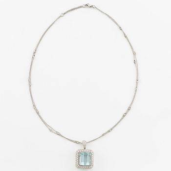 Hänge med kedja 18K vitguld med en trappslipad akvamarin och runda briljantslipade diamanter.