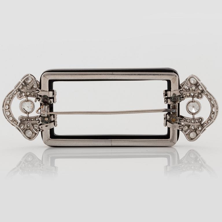 A Janesich Art Deco brooch in onyx and platinum set with old- and eight-cut diamonds.