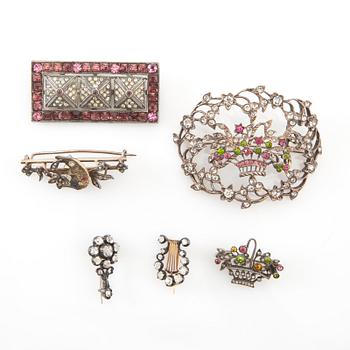 Broscher 6 st med ädelstenar och strass, 1900-talets första hälft.