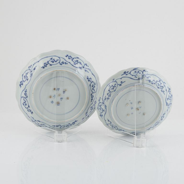 Two Japanese imari verte porcelain dishes, 19th century.