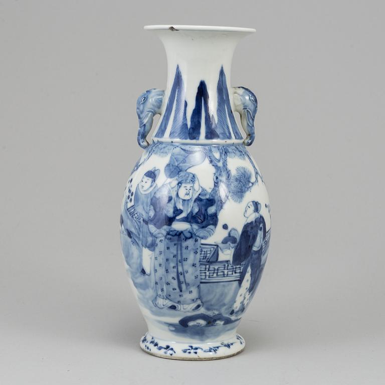 A blue and white vase, Qing dynasty, late 19th/early 20th century.