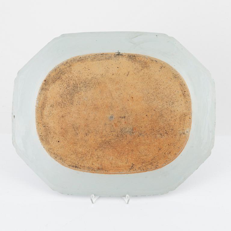 A Chinese blue and white porcelain charger, Qing Dynasty, Qianlong (1736-95).