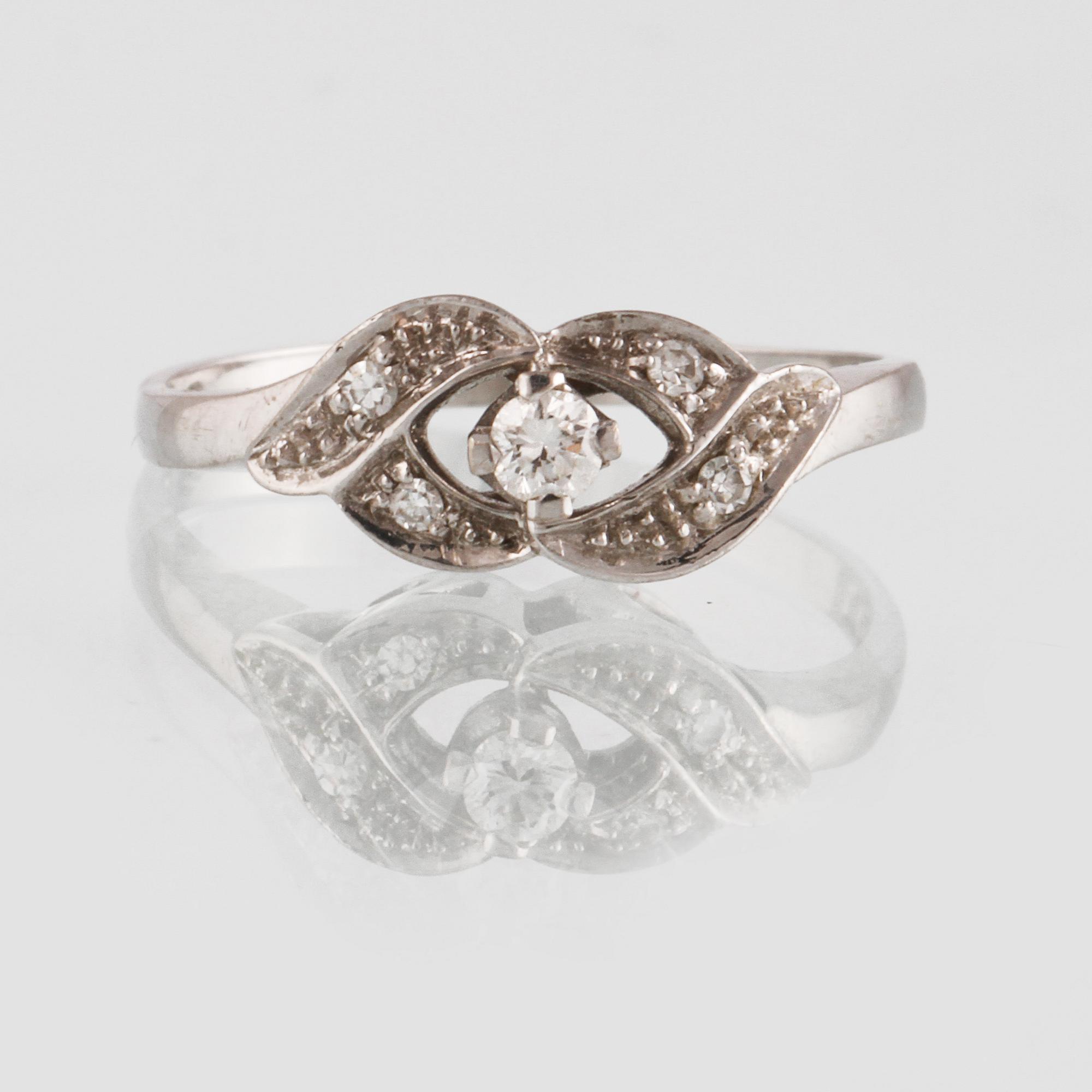 RING, 18K vitguld med briljant och åttkantslipade diamanter 0.12 ct, Gustav Dahlgren & Co, Malmö, 1974. Vikt 3,5 gram.