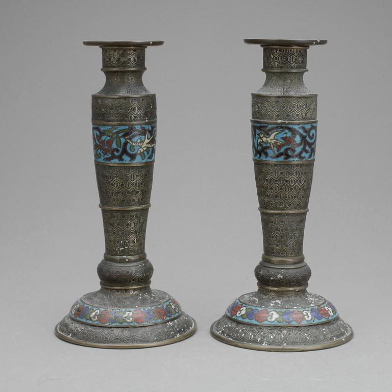 LJUSSTAKAR, ett par, cloisonne, Kina, 1900-tal.